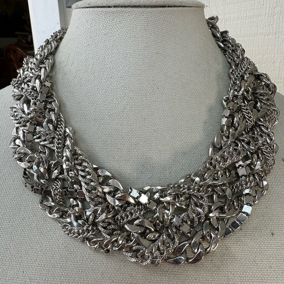 Gorgeous heavy Guess silvertone necklace - Picture 1 of 6
